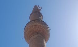 Nevşehir'de tarihi cami minaresinin alemi onarılıyor