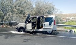 Nevşehir'de seyir halindeki ticari araç alev alev yandı