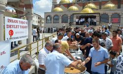 Kozaklı Kaymakamlığı vatandaşlara aşure dağıttı