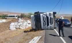 Nevşehir'de devrilen tırdaki patatesler etrafa saçıldı