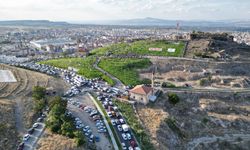 Nevşehir kalesinin surları rengarenk uçurtmalarla renklendi