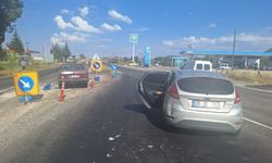 Yol yapım çalışması yapılan yerde iki otomobil çarpıştı