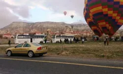 Kapadokya'da park halindeki otomobile balon çarptı