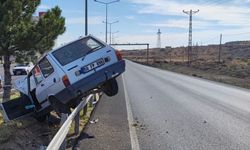 Nevşehir'de otomobil bariyerin üzerine çıktı!