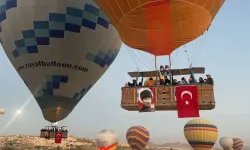 Kapadokya'da Semalar Al Bayraklarla Süslendi