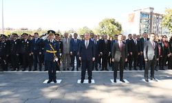 Nevşehir'de Cumhuriyet bayramı kapsamında, Atatürk Anıtına çelenk sunuldu