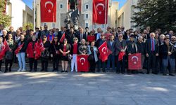 Nevşehir'de CHP İl Teşkilatı Atatürk Anıtı'na çelenk sundu