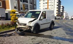 Nevşehir'de hafif ticari araç park halindeki 2 otomobile çarptı