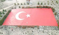 Türkiye’nin en büyük beton Türk Bayrağı Nevşehir İl Özel İdaresi tarafından boyandı