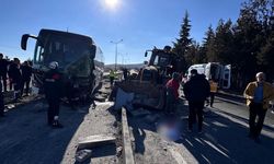 Nevşehir'de tur otobüsü ile iş makinesi çarpıştı