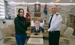 Nevşehirli Ressam Kartal'dan Komutan Öksüz'e tablo hediyesi