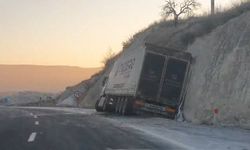 Ürgüp üç güzeller mevkiinde kayan TIR yan yattı