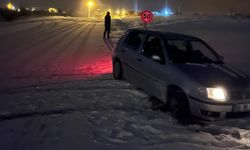 Nevşehir'de karda kayan otomobil şarampole düştü!