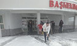 Nevşehir Devlet Hastanesi girişinde kar temizliği