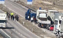 Kayseri-Nevşehir karayolunda kamyon devrildi, trafik kilit