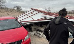 Nevşehir'de şiddetli rüzgarda bağ evinin çatısı uçtu