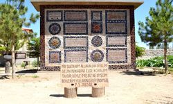 Nevşehir'de Zeki Müren için bahçesine taşlardan park yaptı