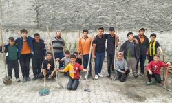 Karacaören köyünde öğrenciler okul bahçesini ağaçlandırdı