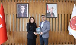 NEVÜ Öğretim Elemanı Dr. Kamile Serbest, Uygur Türkleri Üzerine Yazdığı Eseri Rektör Aktekin’e Takdim Etti