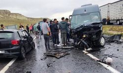 Nevşehir'de tur minibüsü ile otomobil çarpıştı : 7 yaralı