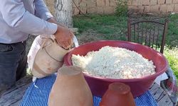 Nevşehir'in yöresel lezzeti çömlek peyniri yapılıyor