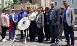 Nevşehir Atatürkçü Düşünce Derneği'nden Atatürk Anıtı'na çelenk
