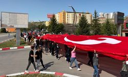 Nevşehir'in En Büyük Türk Bayrağı Kozaklı'da omuzlarda taşındı