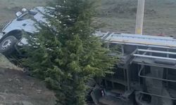 Nevşehir'de kontrolden çıkan TIR yol kenarına devrildi