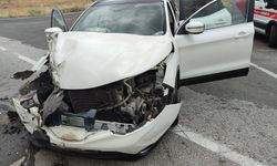 Nevşehir Avanos'ta otomobil kamyona çarptı