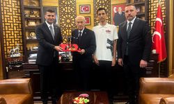 Bahçeli'ye TÜRKHAN İHA prototipi hediye edildi