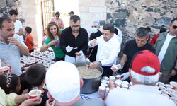 Nevşehir kalesinde vatandaşlara aşure ikram edildi