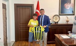 Küçük Çınar'dan Kaymakam Bilici'ye Fenerbahçe Forması