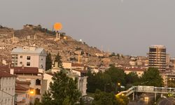 Nevşehir’de Dolunay Kızıllığı Sabah Ezanı İle Buluştu