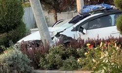 Nevşehir'de araç önce ağaca, sonra direğe çarptı