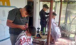 Nevşehirli genç berber, köy köy geziyor, dualarla dönüyor