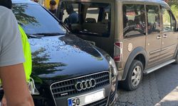 Nevşehir'de el freni çekilmeyen araç, başka bir araca çarptı