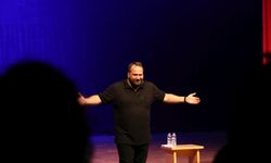 Stand-Up Sanatçısı Gökhan Ünver NEVÜ’de Seyircilerle Buluştu