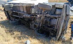 Nevşehir'de virajı alamayan kamyon yan yattı