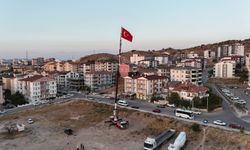 Nevşehir’de Zafer Bayramı’na Özel: Vinçte Dev Türk Bayrağı