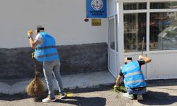 Nevşehir'de yükümlüler okulları boyayıp temizledi