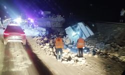 Acıgöl – Aksaray Yolunda Briket Yüklü Tırın Kupası Koptu