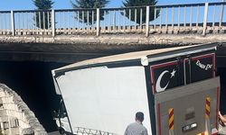 Nevşehir Nar Girişinde Kamyonet Köprü Altında Sıkıştı