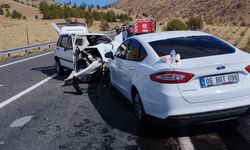 Nevşehir'de İki Otomobil Kafa Kafaya Çarpıştı: 4 Yaralı