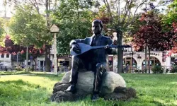 Avanoslu Selahattin Heykelindeki Bağlama Onarıldı