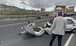 Nevşehir'de otomobil aydınlatma direğine çarptı: 2 yaralı