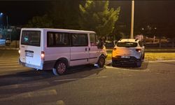 Uçhisar Girişinde Minibüs ile Otomobil Çarpıştı