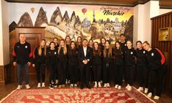 Galatasaray Kadın Sutopu Takımı Nevşehir Belediye Başkanı Rasim Arı’yı Ziyaret Etti