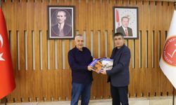 Dünya Turizm Sahibi Küsmez, NEVÜ Öğrencilerine Çok Dilli Kitap Bağışladı