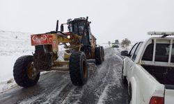 Yolda Kalan Tır Nevşehir İl Özel İdare Tarafından Kurtarıldı
