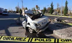 Nevşehir'de ağaca çarpan otomobil ikiye bölündü! 2 ölü, 1 yaralı